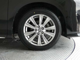 「トヨタ純正アルミホイール」を装着です♪純正なので車のデザインともマッチしています!高級感やスポーティーさを際立たせてくれます!!