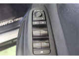 全ての窓が運転席から操作できます。今やほぼ当たり前ですが、無いと不便なアイテムですよね。ドアの施錠・解錠と連動してドアミラーが格納・復帰するオート電動格納機能も装備しています。