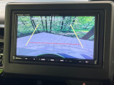 【バックカメラ】駐車時に後方がリアルタイム映像で確認できます。大型商業施設や立体駐車場での駐車時や、夜間のバック時に大活躍!運転スキルに関わらず、今や必須となった装備のひとつです!