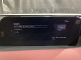 フロントガラス投影タイプのヘッドアップディスプレイを採用しています。現車速やナビルート案内、走行車線表示、前方車表示、交通標識表示など情報も多彩です。