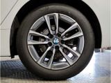 【BMWアロイホイル】軽量かつ強度に拘ったアロイホイル。走行性能ポテンシャルを引き出す設計。車の足元を引き締めてくれる大きなポイントはアロイホイルです。