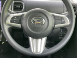 握りやすく、操作しやすいステアリングです。快適なドライビングをサポートし、長距離運転の疲れを軽減します。