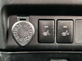 シートヒーター&電源ソケット。シートヒーターはこれからの季節うれしい機能ですね♪