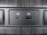 後席にもType A・CのUSB電源ソケットが装着されております。移動中にスマホやタブレットの充電に便利です☆
