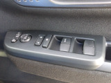 運転席のスイッチで全てのウィンドウの開閉操作を行うことができます。ロックボタンをONにしておくと、運転席以外のウィンドウは作動しないのでお子様を乗せているときなども安心ですね♪