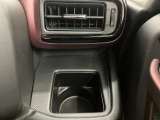 【運転席ドリンクホルダー】使いやすさに配慮したドリンクホルダー