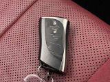 ドアの開閉時、両手が荷物で塞がっている時はキーレスでのカギの解除が大変ですよね。スマートキーはポケットやバッグに入れておけば、ノブに触れただけでロックの解除が可能です。とても便利な機能です。