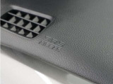 ◆助手席エアバッグ◆SRSエアバッグは、シートベルトだけでは防ぎきれない衝突時の衝撃から乗員を守るための安全装置。衝突時に瞬時に膨らみ、頭部や胸部がダッシュボードに直接衝突するのを防ぎます。
