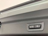 ボタン1つでリアハッチの開閉が可能です。またコンフォートアクセスが付いていれば鍵をポケットに入れた状態でキックで開閉も可能です。