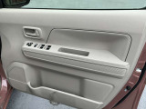 運転席のドアトリムとパワーウィンドウスイッチです。