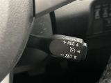 クルーズコントロール機能が付いています。 速度を設定するとアクセルを踏まなくても一定の速度で走ることができます。  高速道路ではとても便利な装置なんです。