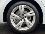 精緻にデザインされたアルミホイールが、足元からスポーティさと高級感を演出します。造形美と機能性を兼ね備えた純正アルミホイールが、走行性能と存在感を引き立てます。