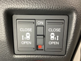 リアドアは乗り降りに便利な両側電動スライドドアです。また運転席に座っていながらスイッチ操作で自在にスライドドアを開け閉めできます。