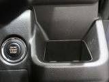運転席ハンドル右横にはカップフォルダーが有り、運転中のドリンクも安全に楽しめます!