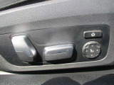 運転席メモリー付きフロント電動シート装備。