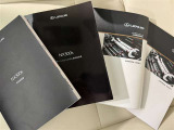メンテナンスノート、取扱説明書です。 その車の整備記録が事細やかに記録されています。 車が生まれてから今までどのような道を歩んできたのか判るとても重要な物ですよ。