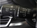 【オートワイパー機能】レバーをAUTOの位置にしているとき、レインセンサーが雨を感知すると、雨量に応じて、ワイパーが自動で作動します。