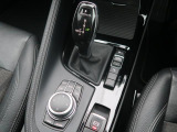 【シフトノブ】BMWの高性能オートマチックは、ATセレクトレバーを左側に倒すことで、通常の「D」から「S」(スポーツ)または「M」(マニュアル)へと切り替えが可能です。