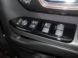 運転席のスイッチで全てのウィンドウの開閉操作を行うことができます。ロックボタンをONにしておくと、運転席以外のウィンドウは作動しないのでお子様を乗せているときなども安心ですね♪