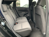 フィットの後部座席です。車自体の高さはホンダ車の中では低めの車ですが座っても窮屈さは感じません!是非実際に乗りにいらしてください!