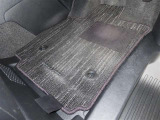 内装工程では、中古車を気持ちよくお乗りいただけるよう清掃しております。
