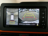 ギアを『R』に入れるとナビ画面に、まるで雲の上から覗いているような映像が映り、駐車をサポートしてくれます。