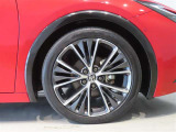 純正のアルミホイール装着車です。タイヤサイズは195/50R19です。