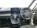 運転席周りのレイアウトをご覧ください。ナビゲーションが綺麗に装着されすっきり収まってますね!