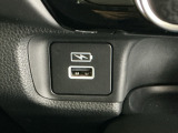 スマートフォンなどの充電に便利なUSBジャック。運転席からも助手席からも使いやすいです。