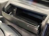 小物が収納できる運転席側インパネアッパーボックス。 ボックス内にはUSBソケットが一口。