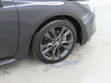 装着タイヤサイズは、215/45R17です。純正アルミホイールを装着しております。