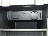 アームレストを開けば、中は収納スペースになっています。USBに対応しています。CarPlay対応USB差し込み口で充電しながらドライブ楽しめます♪