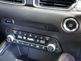 四季を通じて車内を快適に保つオートエアコンを装備しています。又、冬場の朝一のスタート時には大変嬉しいシートヒーターを運転席&助手席に装着、ヒーターが効き始めるまでの冷間時でも快適にスタート出来ます。