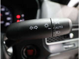 AUTOライト装備  周囲の明るさに応じてヘッドライトや車幅灯を自動で点灯・消灯します。 トンネルに入ると自動でライトが点いてとても便利!(^^)!