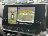 上から見下ろしているような視点で周囲が確認できるアラウンドビューモニターです。上から見下らしているような映像によって縦列駐車もラクラク、駐車が苦手な人の強い味方です!