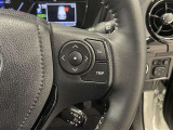 ステアリングスイッチ付きで、運転中に視線を前に向けたまま操作できます。
