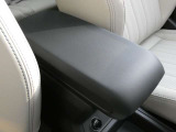 運転席と助手席の間には、アームレストが装備されています!
