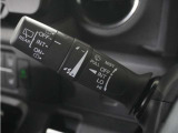 ◆ワイパー・ウォッシャースイッチ◆ワイパーは雨量に応じて切り替え可能なスイッチがついており、ウォッシャースイッチは手前に引くと噴射してフロントガラスを綺麗にしてくれます。