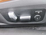 運転席メモリー付きフロント電動シート装備。