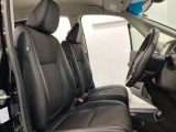 座面も厚みがあり背もたれも高く、広い足元にゆったり座れるシートです。運転席と助手席の間が空いている為、助手席側への移動がスムーズです。交通量の多い道でも助手席側から乗り降りができます。