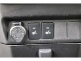運転席と助手席には寒い日の肩や腰、冷えやすい下肢を温めてくれるシートヒーターが付いております!