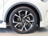 純正のアルミホイール装着車です。タイヤサイズは225/50R18です。
