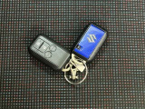 【スマートキー】ドアの開閉時鍵を探さなくても簡単にドアの開閉することが出来ます、また、エンジン始動も車内にスマートキーがあれば簡単に始動することが出来ます