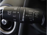 【オートワイパー機能】レバーをAUTOの位置にしているとき、レインセンサーが雨を感知すると、雨量に応じて、ワイパーが自動で作動します。