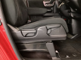 【前席】運転席にはシート高を調整できるハイトアジャスターが装備され、幅広いシートポジションの設定が可能になっております♪