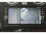 【アラウンドビューモニター】上空から見下ろしているかのような映像を映し出して、スムースな駐車をアシストします。