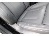 乗り降りする機会が多くどうしても痛みの出やすい運転席シート右サイド部のアップの写真、ご検討の際の参考にしてください