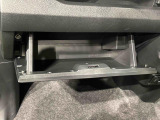 大きな荷物を収納できる、便利な助手席グローブボックス
