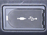 USB端子とAUX端子を装備しております。