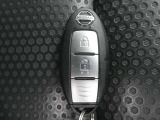 キーを取り出すことなくドアの施解錠、エンジンの始動が可能で便利な「インテリジェントキー」付です。